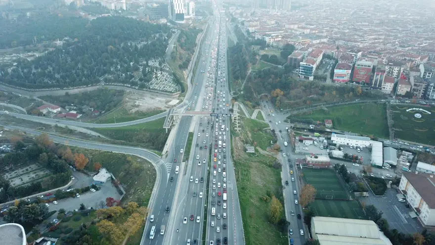 Kısıtlama başladı trafik yoğunluğu bitmedi 18