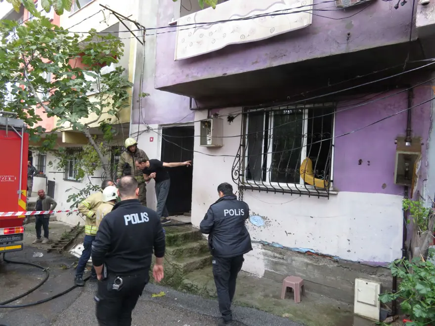 Ümraniye’de yangın: Mahsur kalan 2 kişiyi komşuları kurtardı Ümraniye’de yangın: Mahsur kalan 2 kişiyi komşuları kurtardı
