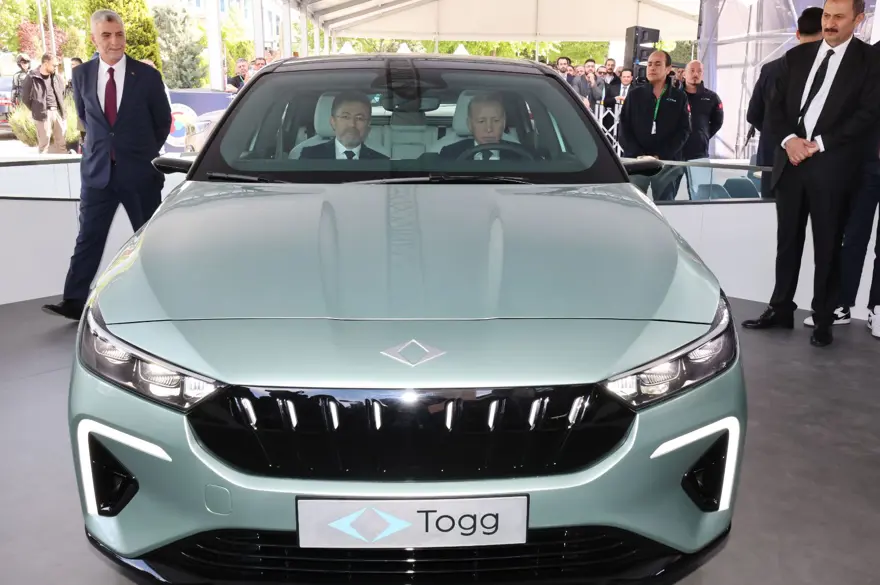 CumhurbaşkanıErdoğan, Togg’un yeni modeli T10F’i inceledi 4