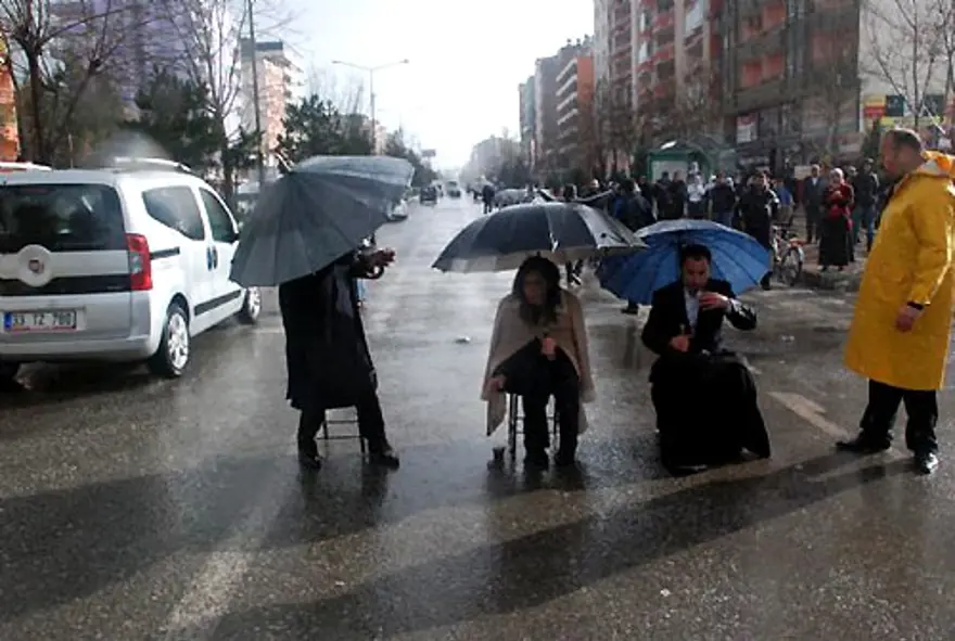 Yağmur altında itaatsizlik ve tekme 12