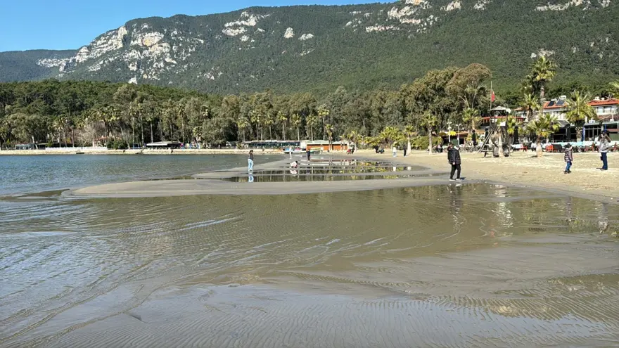 Akyaka'da deniz suyu 30 metre çekildi 