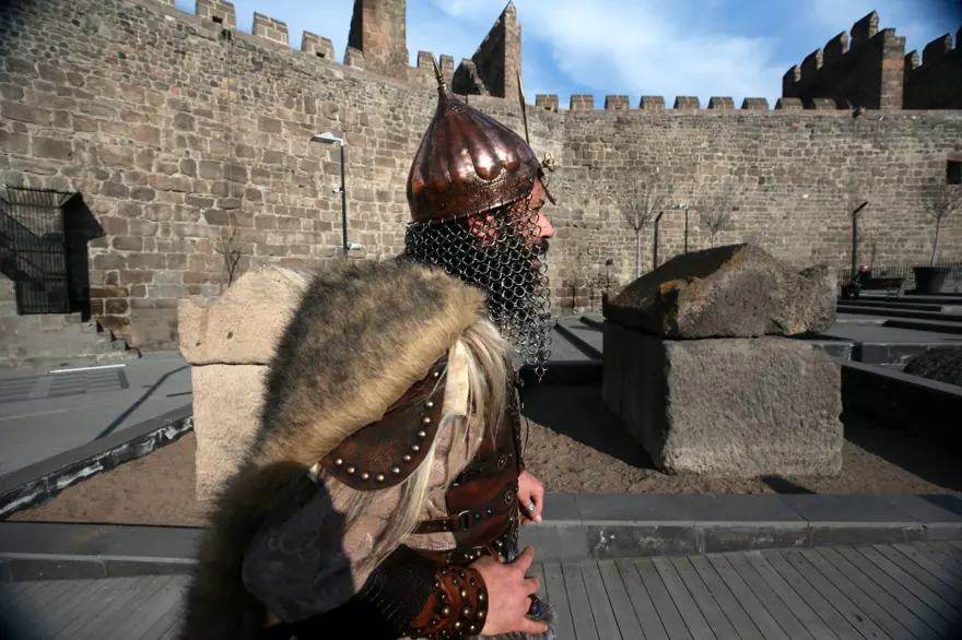 Giydiği kıyafeti çizme, yüzük, kılıç kınıyla tamamlıyor: 33 yaşındaki Gezer alp kıyafetliyle ilgi çekiyor 15