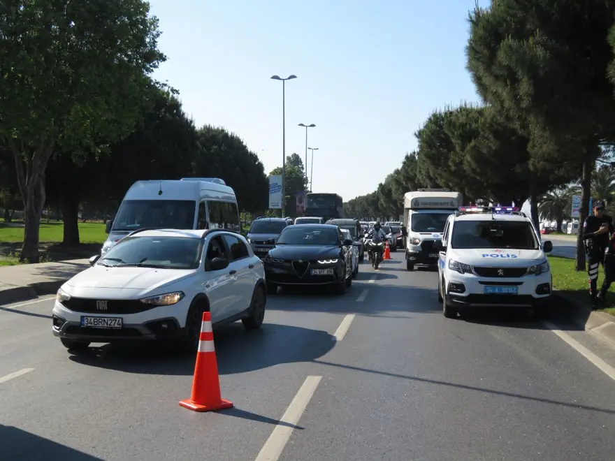 İstanbul’da sahil yolunu kilitleyen kaza: 1 yaralı 5 İstanbul’da sahil yolunu kilitleyen kaza: 1 yaralı 5