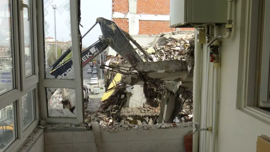 İstanbul’da kentsel dönüşüm: Yıkılan binanın bitişiğindeki apartmanın balkon duvarının olmadığı ortaya çıktı 