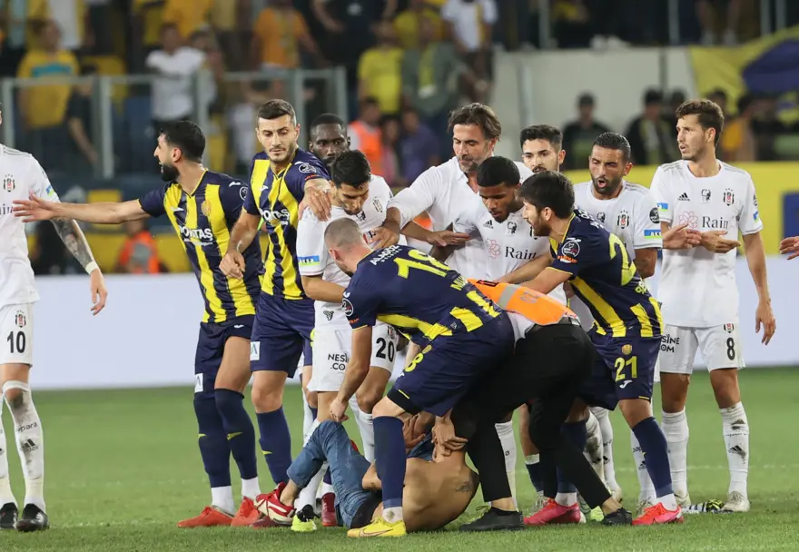 Ankaragücülü taraftar Beşiktaşlı futbolculara saldırdı: Beşiktaş yönetimi, Souza'nın kırmızı kartının iptalini istiyor 16