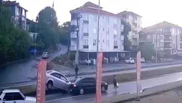 Yaya geçidinde yol verdi, arkadan çarptılar