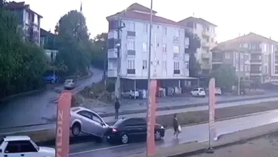 Yaya geçidinde yol verdi, arkadan çarptılar