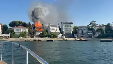 Kocaeli’de 2 katlı yalı alev alev yandı