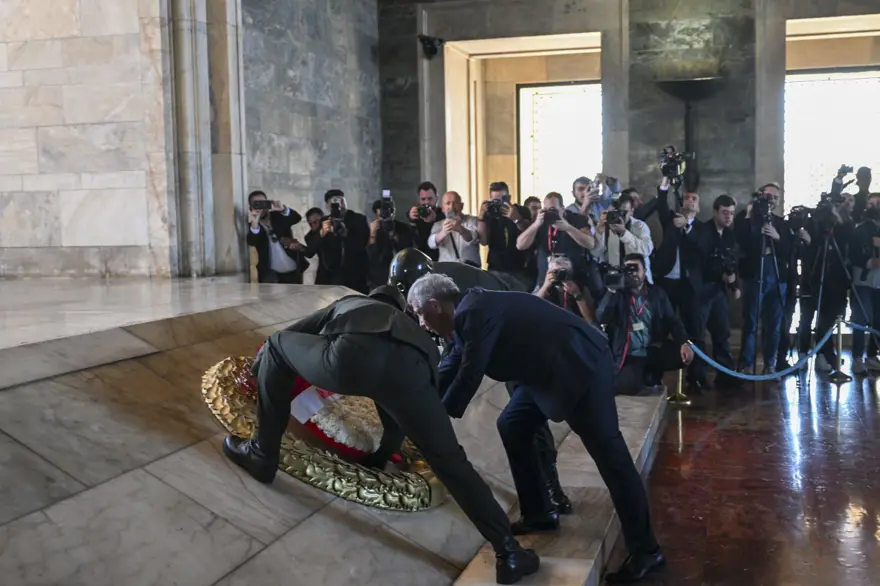Mansur Yavaş ve Ankara'nın yeni belediye başkanları Anıtkabir'de 14 Mansur Yavaş ve Ankara'nın yeni belediye başkanları Anıtkabir'de 14