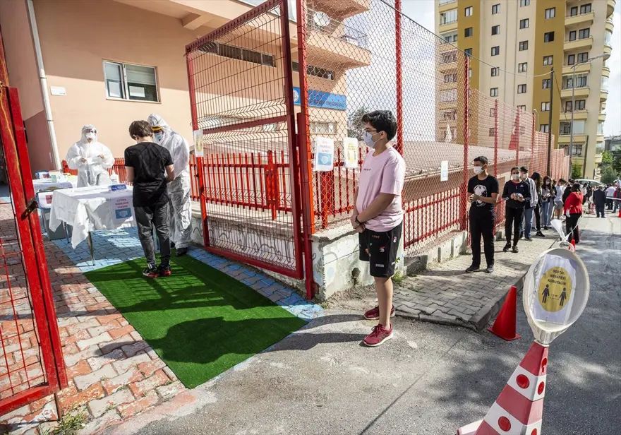 YERLERİNE OTURDUKTAN SONRA İSTEYEN ÖĞRENCİ MASKESİNİ ÇIKARABİLECEK 3