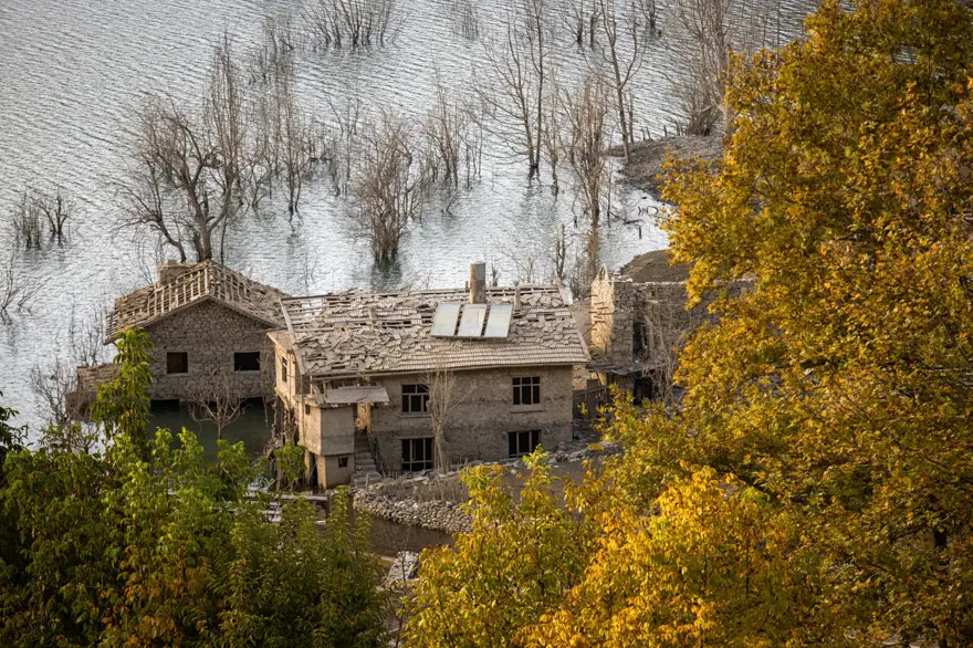 Baraj suları çekilince taş evler gün yüzüne çıktı 8