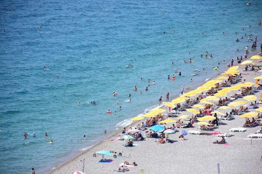 Antalya’da bunaltıcı sıcak: Deniz suyu 30 dereceyeyaklaştı 