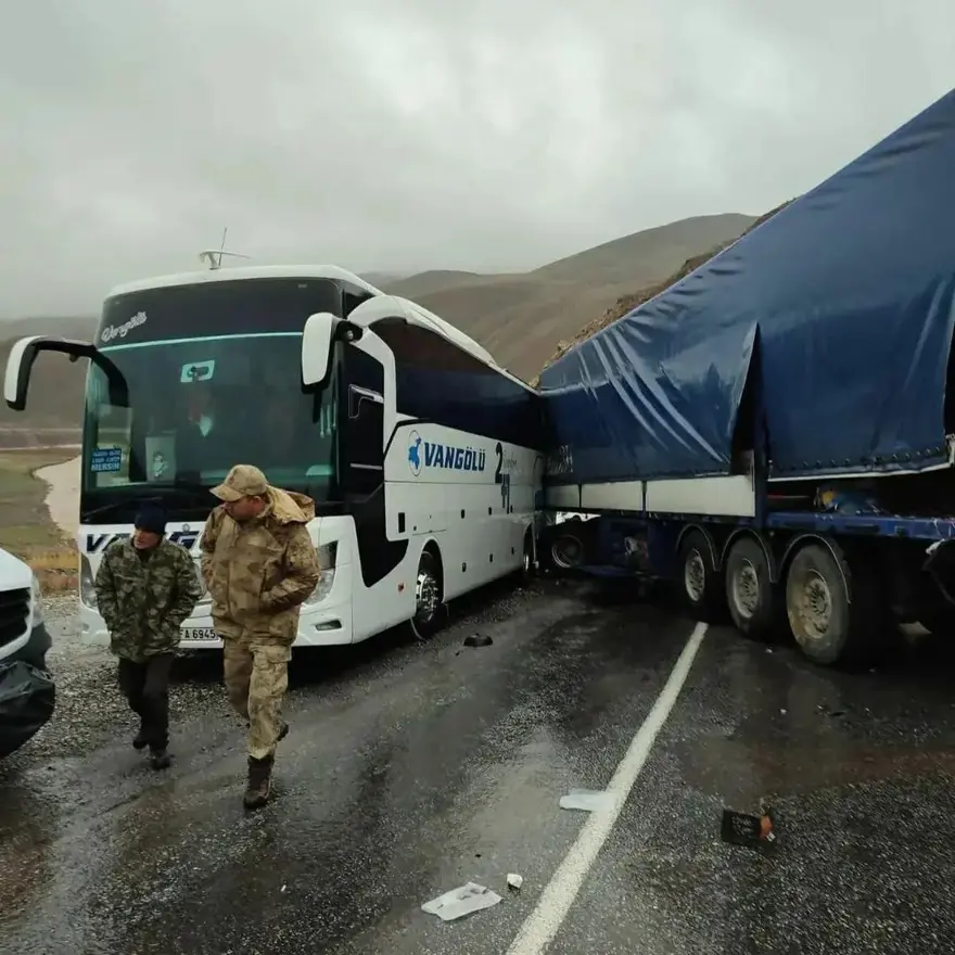 Hakkari'de zincirleme kaza: 3 ölü, 7 yaralı 6 Hakkari'de zincirleme kaza: 3 ölü, 7 yaralı 6