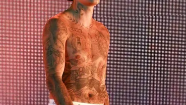 Justin Bieber, 4 yıl aradan sonra yeni albümünü yayınladı: Evliliğine gönderme mi yapıyor?