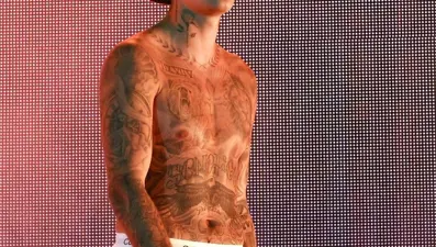 Justin Bieber, 4 yıl aradan sonra yeni albümünü yayınladı: Evliliğine gönderme mi yapıyor?