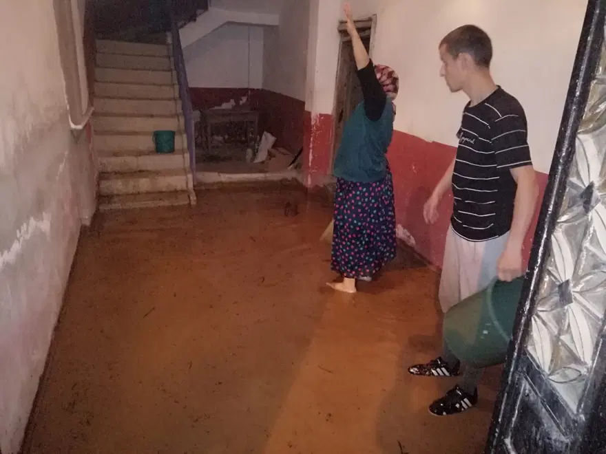 Giresun’u sel vurdu: Karayolu ulaşıma kapandı, bir ev yan yattı Giresun’u sel vurdu: Karayolu ulaşıma kapandı, bir ev yan yattı