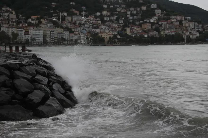 Dalgaların boyu 3-4 metreye ulaştı: Şiddetli rüzgar etkili oldu 2 Dalgaların boyu 3-4 metreye ulaştı: Şiddetli rüzgar etkili oldu 2