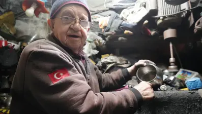 40 yıldır 5 metrekarelik dükkanda: 80 yaşındaki Zeki usta eşyalara ikinci baharını yaşatıyor