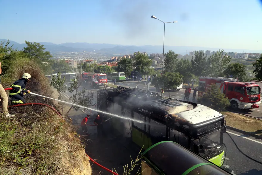 Belediye otobüsü alev alev yandı 7