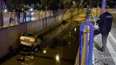 Bariyeri parçalayıp kanala devrildi