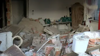 Küçükçekmece'de termosifon patladı: Duvarlar yıkıldı, 2 kişi yaralandı