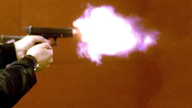 Boşanmak isteyen eşini vurdu