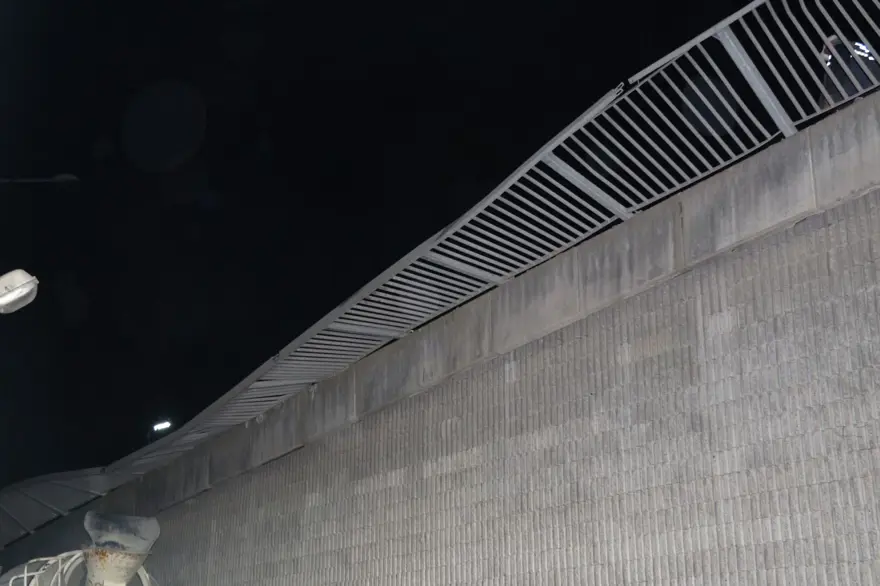 Faciadan dönüldü: Otomobile çarpan beton mikseri köprüden düştü 2