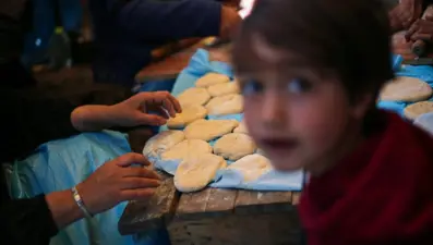 Gazze&#x27;de gıda krizi: Mercimekten ekmek yapıyorlar