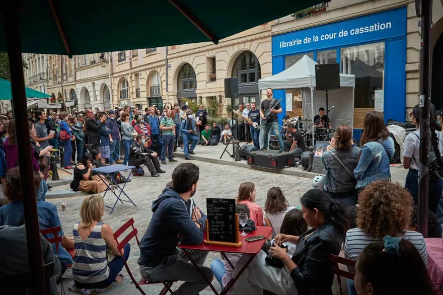 Paris'te salgını yok saydılar 
