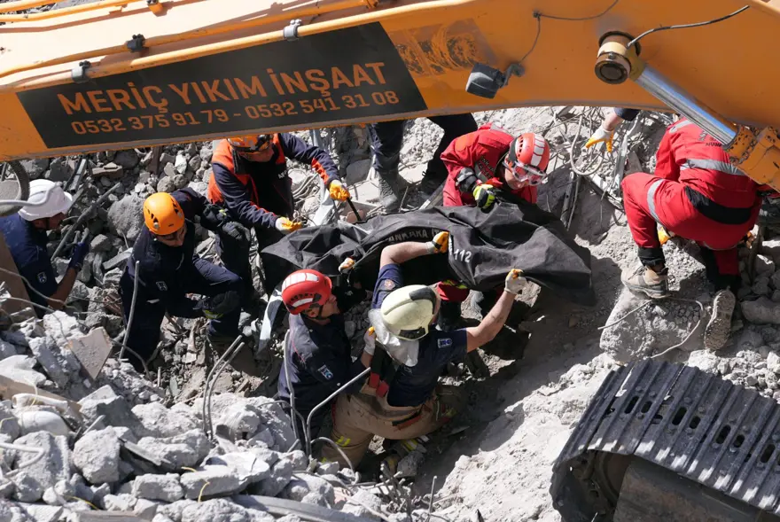 Ankara’da istinat duvarı çöktü: 18 yaşındaki işçi yaşamını yitirdi 5