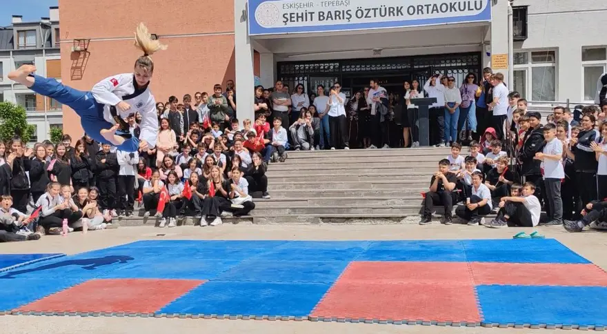 Dünya şampiyonu öğretmen "uçarak" ders işliyor! Takla ile derse giriyor, öğrenciler onun gibi olmak istiyor 3