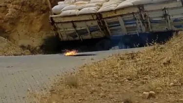 Sürücüsü kontrolünden çıkan kamyon çukura düştü: 2 yaralı