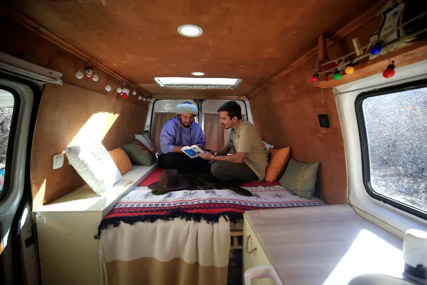 Otelimiz 5 değil milyon yıldızlı! Karavana dönüştürdükleri minibüsle Türkiye'yi geziyorlar 2