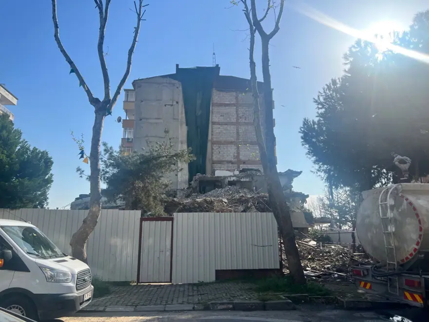 Kentsel dönüşümde yan binadaki dairenin duvarı yıkıldı 