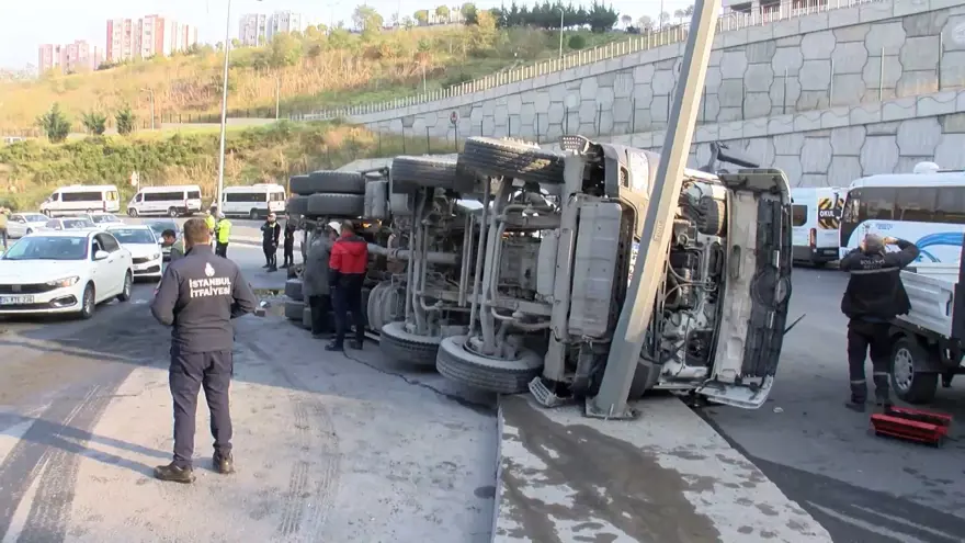 Sarıyer'de kaza: Beton mikseri servise çarpıp durdu 