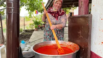 Kışa hazırlık başladı: Kazanlar salça için kaynıyor