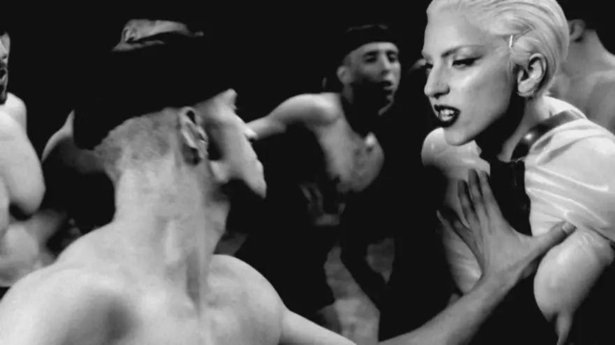 Gaga'dan homoerotik bir askeri fantezi 50