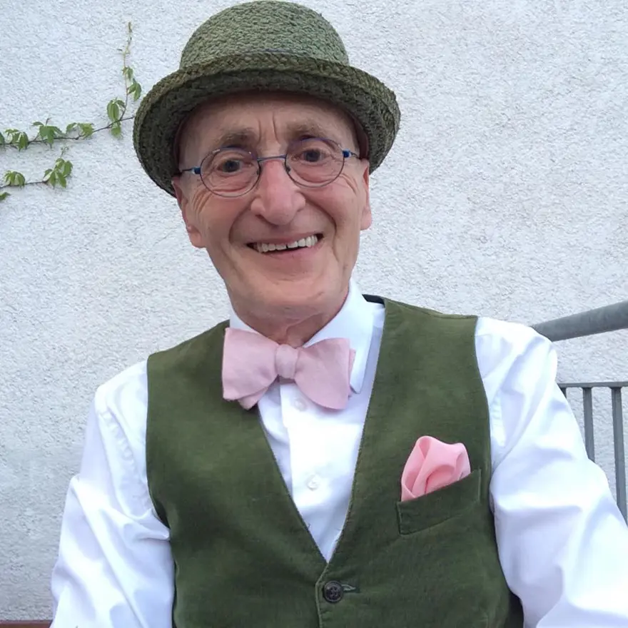 Tarzıyla gençlere taş çıkartıyor 18