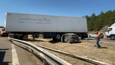 Otomobil, TIR'ın altında metrelerce sürüklendi