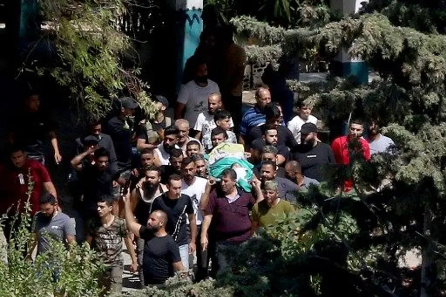 Lübnan'daki Filistin mülteci kampında çatışmalar devam ediyor: 15 ölü, 150 yaralı 4 Lübnan'daki Filistin mülteci kampında çatışmalar devam ediyor: 15 ölü, 150 yaralı 4