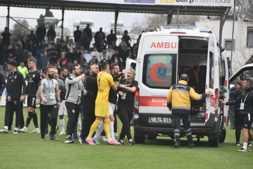 Bodrum FK-Eyüpspor maçında ortalık karıştı: Arda Turan'a yabancı madde atıldı, bir futbolcu hastaneye kaldırıldı 10