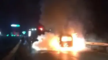 Avcılar'da hafif ticari aracın alev alev yandı