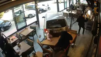 Otomobil kafeye daldı: 1 ölü, 3 yaralı