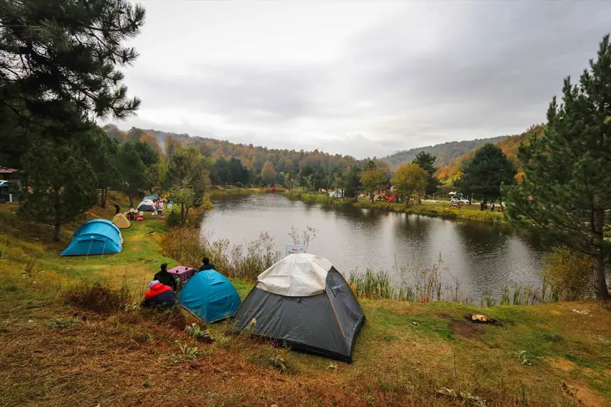 Doğa ve fotoğraf tutkunları, sonbahar renklerine bürünen Domaniç'te buluştu 