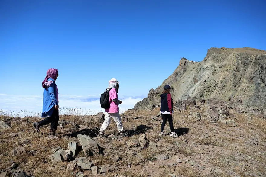 En iyi zirvelerden biri: Deniz seviyesinden 3 bin 200 metre yükseklikte 2