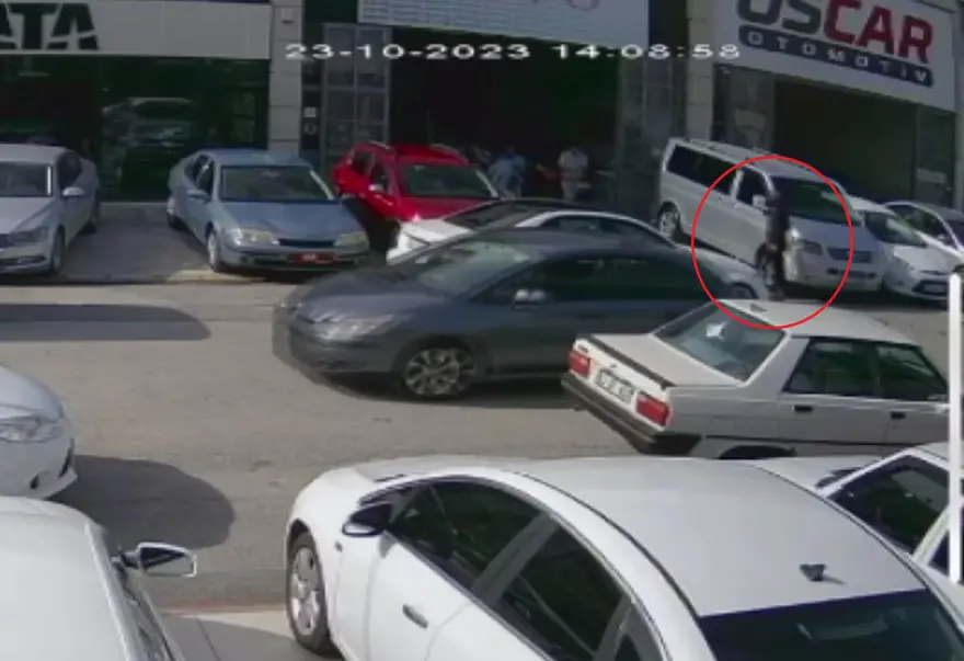 Plakasız araçla geldi, motosiklet kaskı takıp galericiye kurşun yağdırdı 1