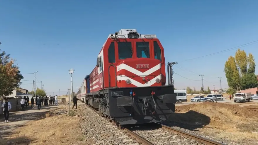 Yolcu treni, öğrenci servisine çarptı: Yaralılar var 7 Yolcu treni, öğrenci servisine çarptı: Yaralılar var 7