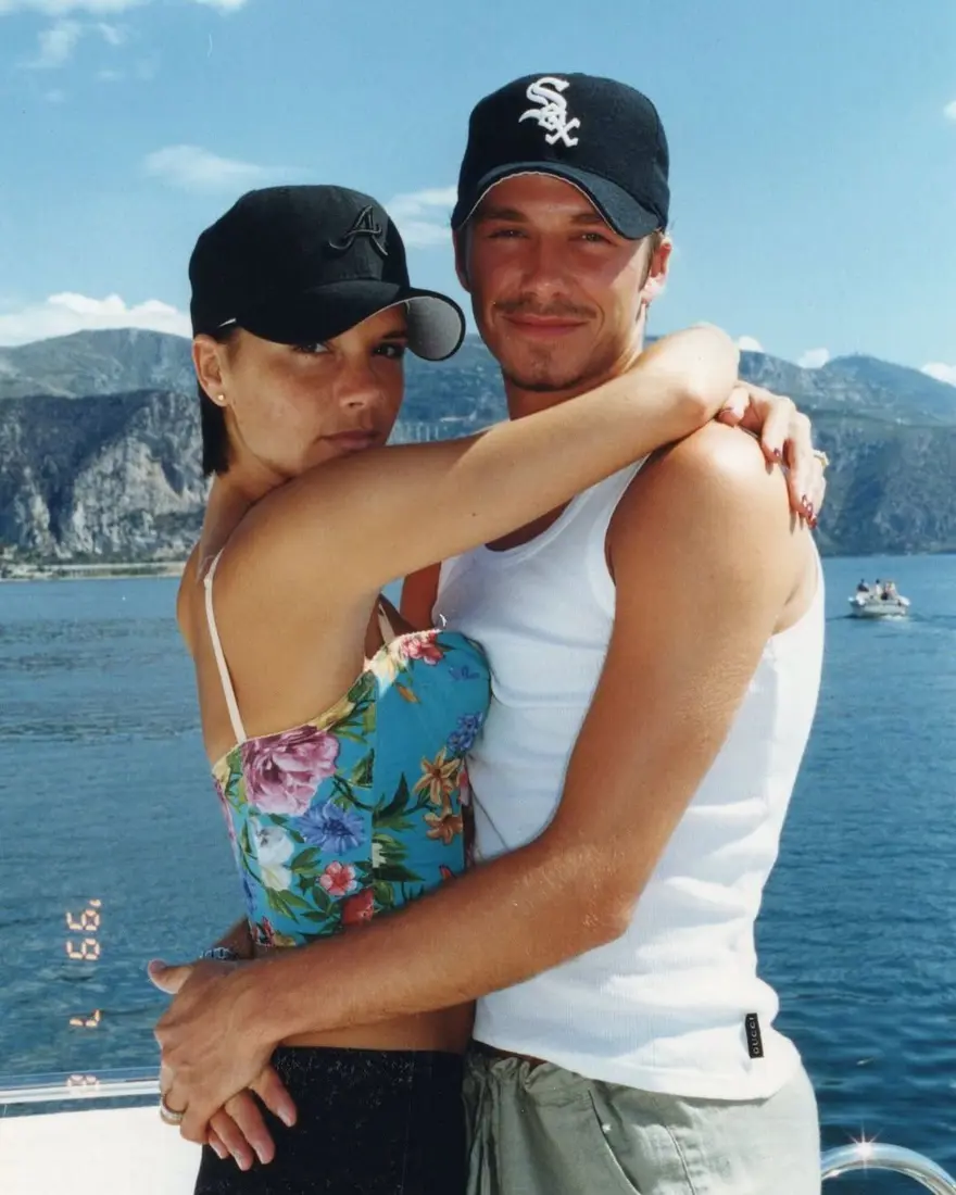 Victoria Beckham'ın hiç görülmemiş fotoğraflarını paylaştı! Moda ikonu 51 yaşında 1