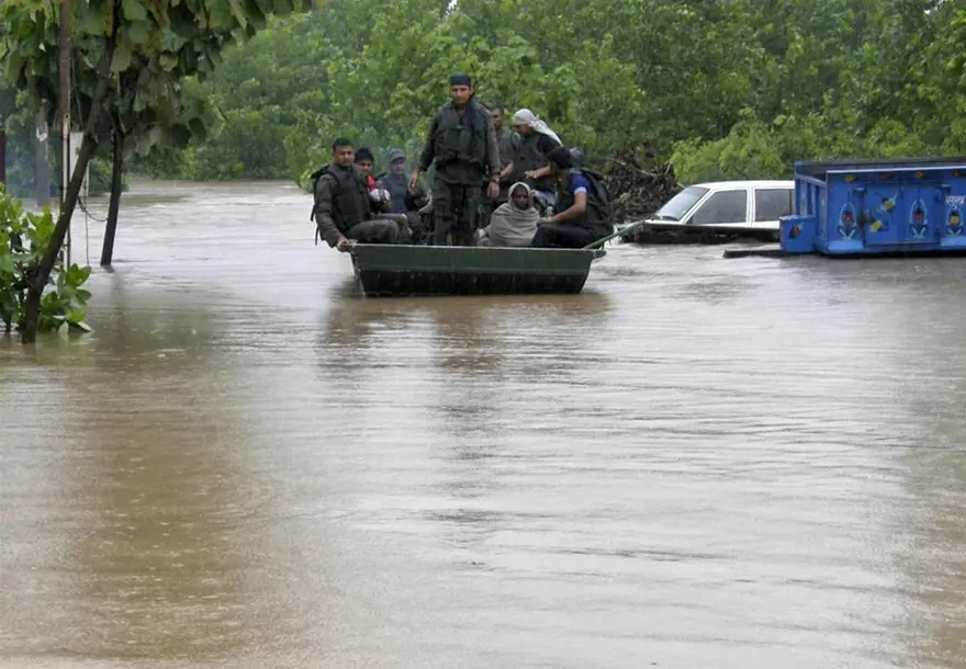 Ganj nehri taştı, evler yıkıldı 45 Ganj nehri taştı, evler yıkıldı 45