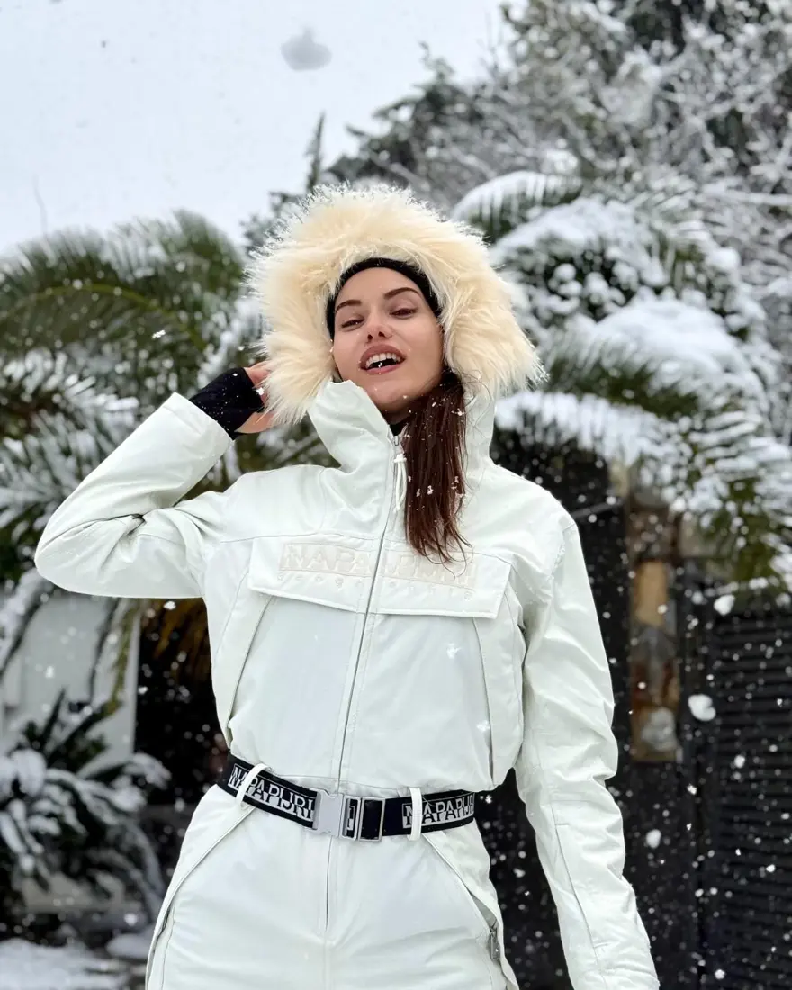 Fahriye Evcen ile Burak Özçivit karın keyfini çıkardı! Aile pozları gündem oldu 7